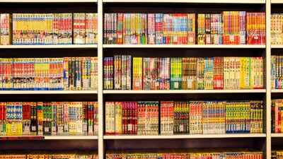 Rayons de mangas japonais dans une librairie