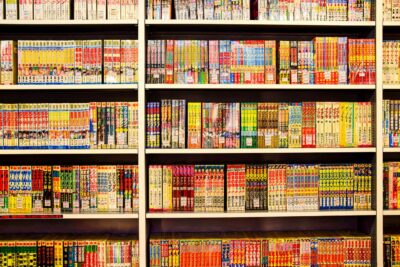 Rayons de mangas dans une librairie japonaise