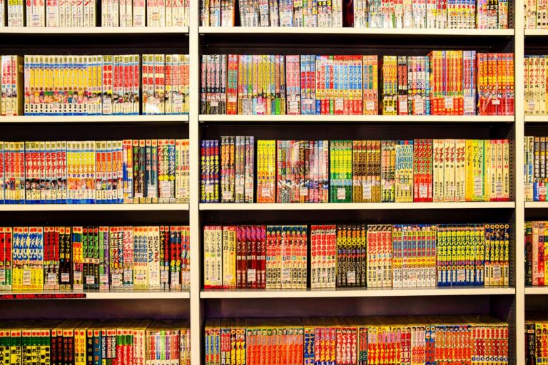 Rayons de mangas dans une librairie japonaise